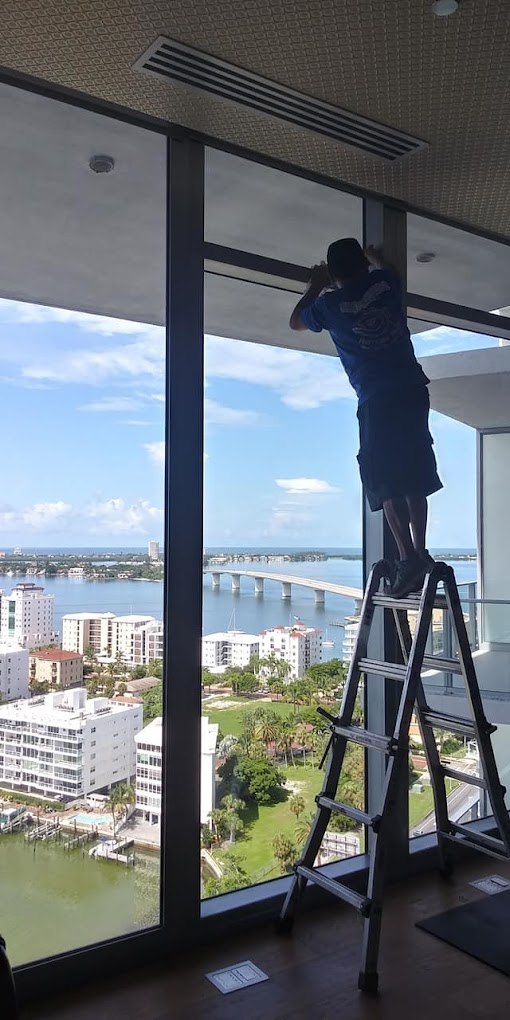 💼✨ Whether it’s your residential or commercial property, we’ve got you covered! 🏢 Our expert team will transform your windows, providing privacy, reducing glare, and protecting against harmful UV rays. Plus, our results are simply stunning! 😍